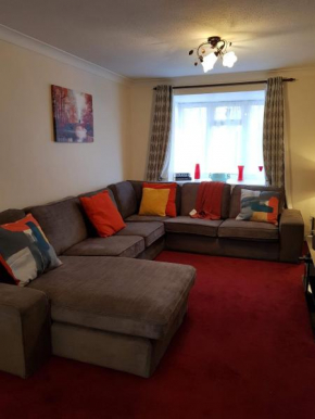 Ravenhill House - Huku Kwetu Luton & Dunstable Spacious 4 Bedroom Detached House -Free Parking-Field View-Affordable Group Accommodation - Business Travellers